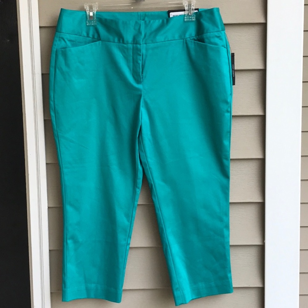 By Worthington. NWT!  Teal green crop pants. Sz 12